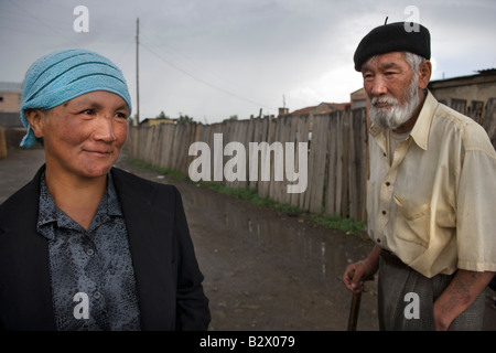 La zona più povera sul bordo della Mongolia s capitale Ulaanbataar arrivi in una mensa istituito da Buddists Foto Stock