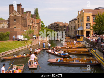 I turisti punting sul fiume Cam in Cambridge, UK Foto Stock