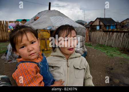 La zona più povera sul bordo della Mongolia s capitale Ulaanbataar povera famiglia davanti a loro ger Foto Stock