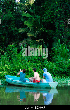 Turisti in un ecotour al Parco Nazionale di Tortuguero canali . Costa Rica. America centrale Foto Stock