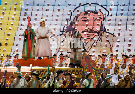 Un Gengis Khan attore all'inizio del Festival Naadam, celebrando l'ottocentesimo anniversario dello Stato mongolo Foto Stock