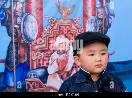 Little Boy in posa di un Gengis Khan Photo Booth durante il Festival Naadam Foto Stock