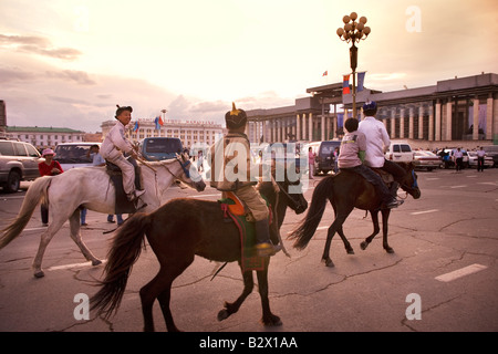 La Stato mongolo persone arrivate con i cavalli normalmente vietati dalla città Foto Stock