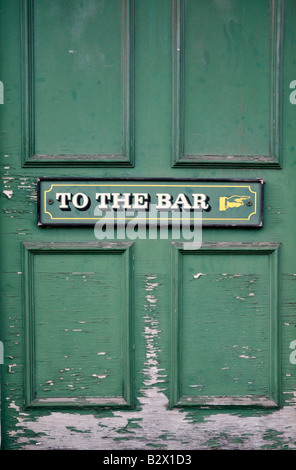 Pub sportello mostrante weathered segno "al bar con un dipinto di mano rivolto verso destra 2/2 Foto Stock