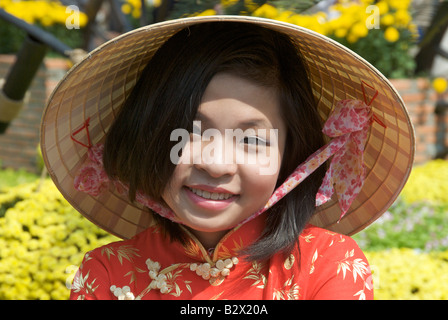 Ritratto giovane ragazza vestita a festa Tet Nguyen Hue Saigon Vietnam Foto Stock