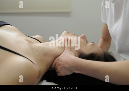 Manipolazione osteopatica di un ERS cervicale. Medicina osteopatica o terapia osteopatica. Foto Stock