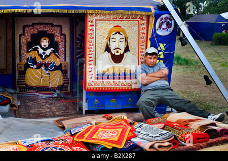 Settimana del Naadam Festival che celebra l'ottocentesimo anniversario dello Stato mongolo. Gengis Khan tappeti per la vendita, Ulaanbaatar Foto Stock