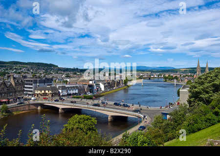 Vista sul Fiume Ness che scorre attraverso il centro di Inverness in Scozia come visto dal castello sopra Foto Stock