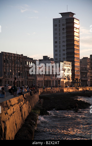 Tramonti sul Malecon a l'Avana, Cuba. Foto Stock