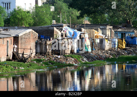 Un indiano riverside baraccopoli Foto Stock