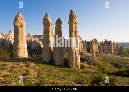 Camini di Fata in Love Valley vicino a Goreme, Cappadocia, Turchia Foto Stock