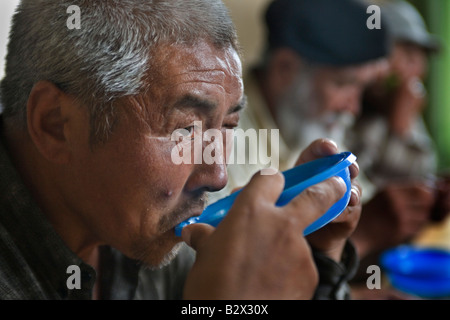 La zona più povera sul bordo della Mongolia s capitale Ulaanbataar arrivi in una mensa istituito dai buddisti Foto Stock