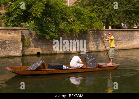 Gelati venduti da un punt barca sul fiume Cam in Cambridge, UK Foto Stock