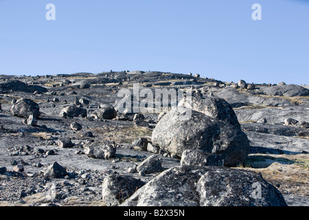 Rocksl eft sul fondamento come la lastra di ghiaccio si ritirarono in Groenlandia vicino al Eqip Sermia glacier Foto Stock