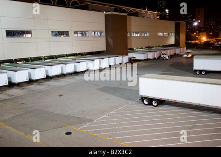 Velocità camion circa nel parcheggio di un centro di distribuzione. Foto Stock