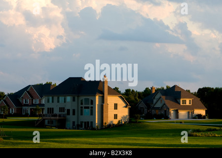 Una suddivisione delle case di fantasia in un borgo rurale vicino a Chicago, IL. Foto Stock