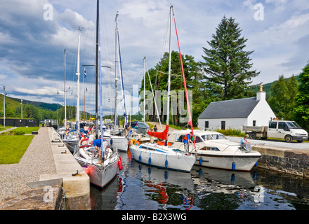 Un blocco pieno di barche a vela e a motore ormeggiata in Loch Lochy Laggan serrature su Caledonian Canal in Scozia - chiusura porte Foto Stock