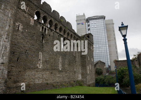 Un moderno BT blocco ufficio torri sulle rovine dell antico castello di Swansea Foto Stock