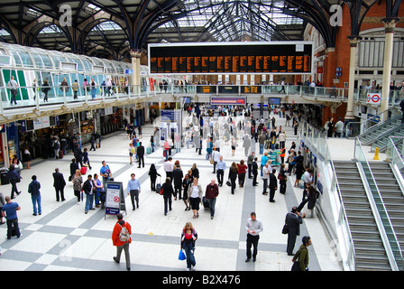 Atrio Interno, Liverpool Street Station, Bishopsgate, City of London, Londra, Inghilterra, Regno Unito Foto Stock