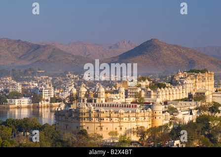 Udaipur City Palace all'alba, Rajasthan, India, subcontinente, Asia Foto Stock