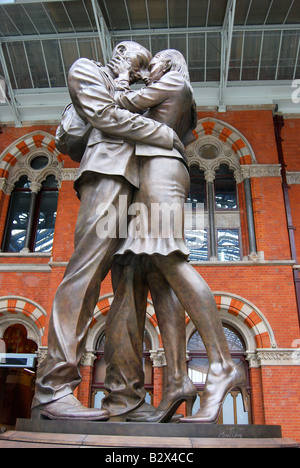 Il luogo di incontro di scultura, St.Pancras Internazionale, stazioni di Euston Road, Camden Borough, London, England, Regno Unito Foto Stock