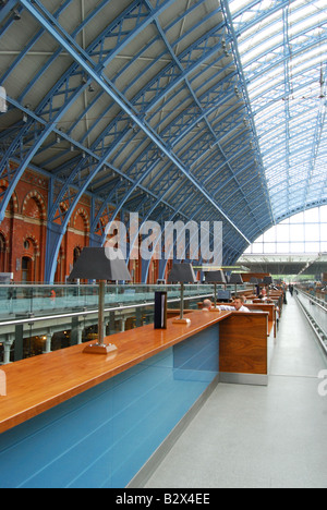 Il più lungo bar presso lo Champagne Bar, St.Pancras International Station, Euston Road, Camden Borough, London, England, Regno Unito Foto Stock