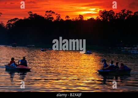 Ooty lago al tramonto Foto Stock