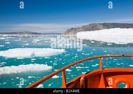 Una barca a Camp Victor dal Eqip sermia ghiacciaio che è receeding rapidamente a causa del riscaldamento globale sulla costa ovest della Groenlandia Foto Stock