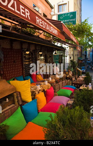Il ristorante alla moda con cuscini colorati in Sultanahmet, Istanbul, Turchia Foto Stock