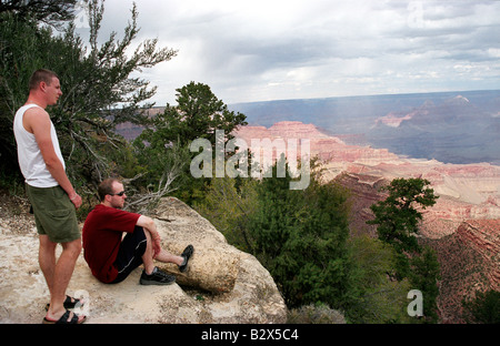 Due uomini ammirare la vista dalla scogliera s edge presso il Parco Nazionale del Grand Canyon in Arizona Settembre 2004 Foto Stock