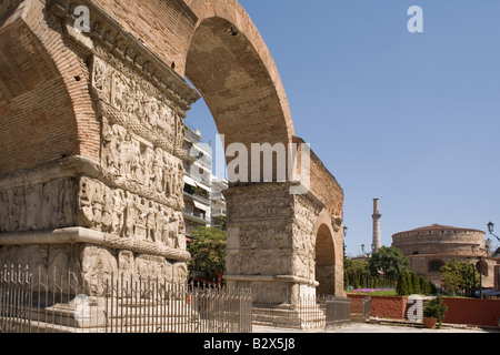 Grecia Macedonia Salonicco arco di Galerio & distante Rotonda Foto Stock