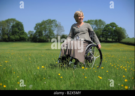 Annie Maw nella foto a casa in Pilton Somerset, nella sua sedia a rotelle. Foto Stock