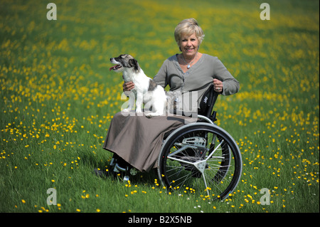 Annie Maw nella foto a casa in Pilton Somerset, nella sua sedia a rotelle. Foto Stock