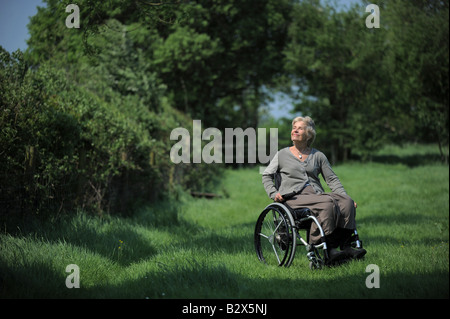 Annie Maw nella foto a casa in Pilton Somerset, nella sua sedia a rotelle. Foto Stock