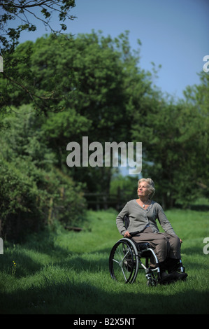 Annie Maw nella foto a casa in Pilton Somerset, nella sua sedia a rotelle. Foto Stock