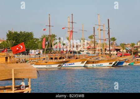 Barche di rivestimento del harbourside nel lato, Mediterraneo orientale, Turchia Foto Stock