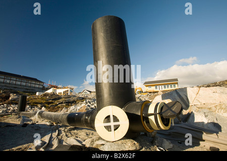 Nuove fogne essendo posizionate su una casa sito di costruzione ad Ilulissat in Groenlandia Foto Stock