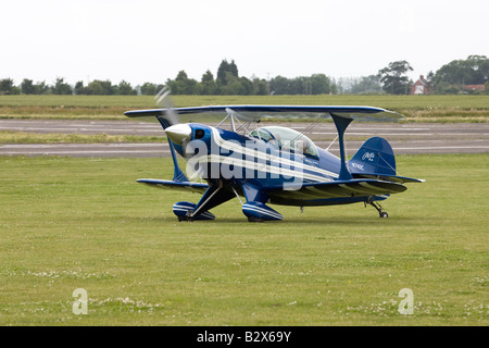 Pitts S-2UNA SPECIALE N74DC biplano acrobatico in rullaggio a Wickenby Airfield Foto Stock