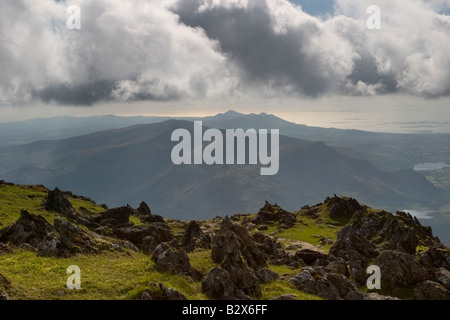 Vista da vicino il vertice di Snowdon guardando il mare dalla Rhyd percorso di DDU Foto Stock