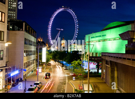 Il London Eye in serata sulla South Bank di Londra UK Europa Foto Stock