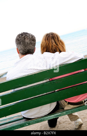 Coppia coppia romantica su una panchina sulla riva del mare Foto Stock