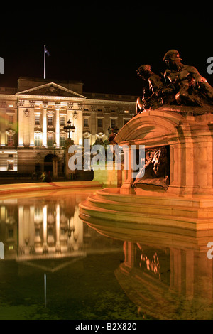 Buckingham Palace di notte con la nuova illuminazione installato, London, Regno Unito Foto Stock