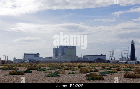 La centrale nucleare di Dungeness nel Kent che si trova accanto a Dungeness nuovo faro Foto Stock