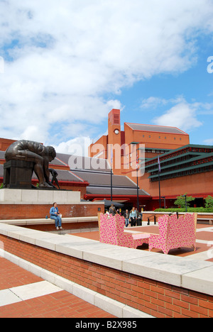 Vista dal piazzale di British Library, Euston Road, Camden Borough, London, England, Regno Unito Foto Stock