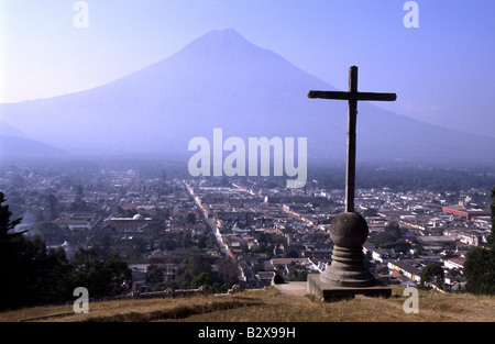 Vista dell'antica città coloniale de La Antigua Guatemala con il grande cono del vulcano Agua a distanza Foto Stock