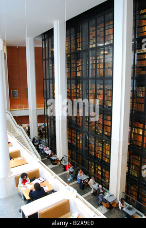 Vista interna che mostra il Re della biblioteca, British Library, Euston Road, Camden Borough, London, England, Regno Unito Foto Stock