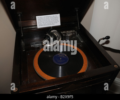 Una mano-gomito grammofono Victrola dal 1930 svolto 78 giri record con un brano per lato. Foto Stock