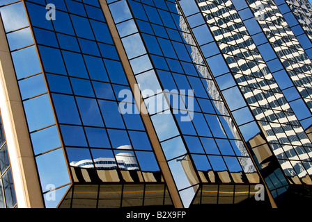 Riflessioni a specchio blu con pareti di vetro di un grattacielo sfondo astratto Foto Stock