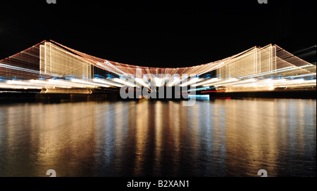 Chelsea Bridge di notte con zoom influenzare Foto Stock