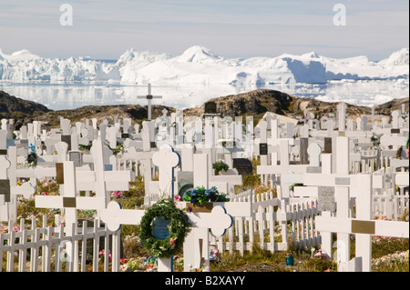 Un Inuit sepoltura nel cimitero ad Ilulissat in Groenlandia con ghiaccio bergs da Ilulissat fiordo di ghiaccio o Sermeq Kujalleq glacier Foto Stock